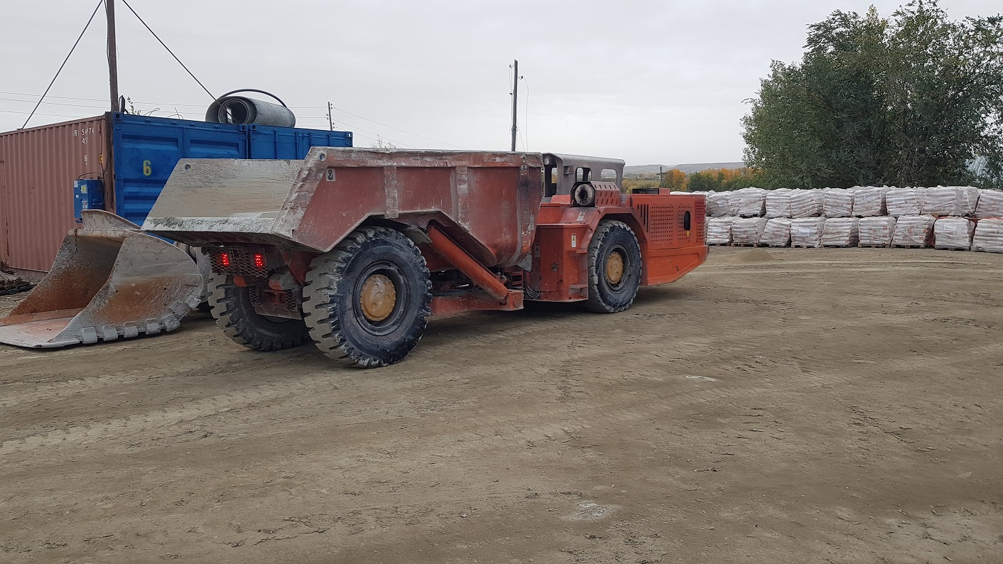 DERUI 3.0 CBM ПДМ и 15-тонный самосвал работают в Казахстане